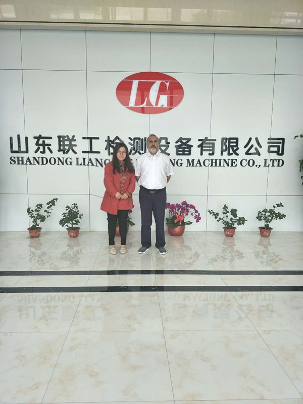 巴基斯坦客戶到聯(lián)工集團驗收試驗機設(shè)備
