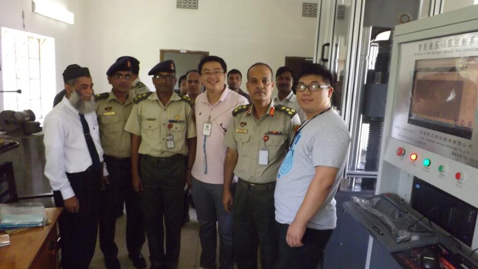 工程師在孟加拉客戶試驗室調(diào)試