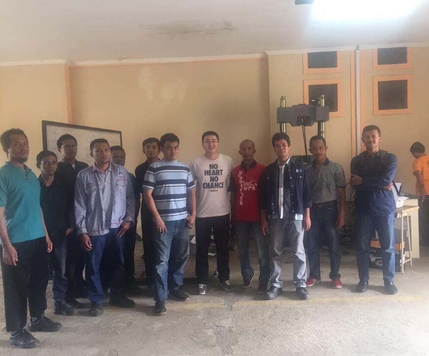 聯(lián)工工程師在印度尼西亞客戶現(xiàn)場為客戶調(diào)試試驗機