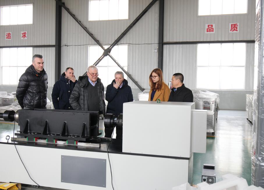意大利客戶在聯(lián)工試驗機工廠考察試驗設(shè)備